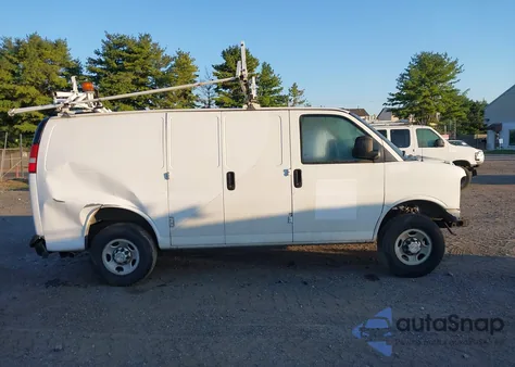 2015 Chevrolet Express 2500 Work Van z USA, uszkodzony, nr VIN 1GCWGFCF2F1153166